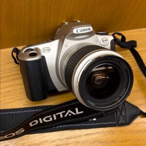 Canon EOS Rebel 2000 film camera with 28-90mm Zoom Lens